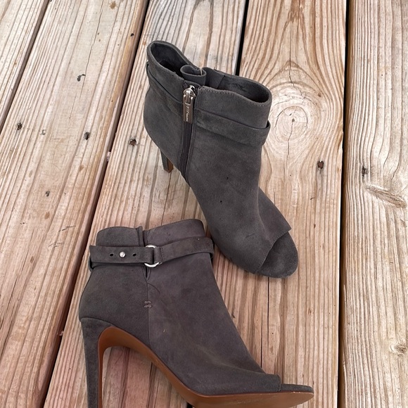 EUC- BCBGeneration Cassia Gray Peep Toe Suede Bootie Size 7M - Picture 2 of 16